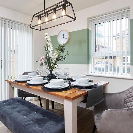 Superb 3Br House In Coventry Sleeps 9 W/Parking Villa Exterior foto
