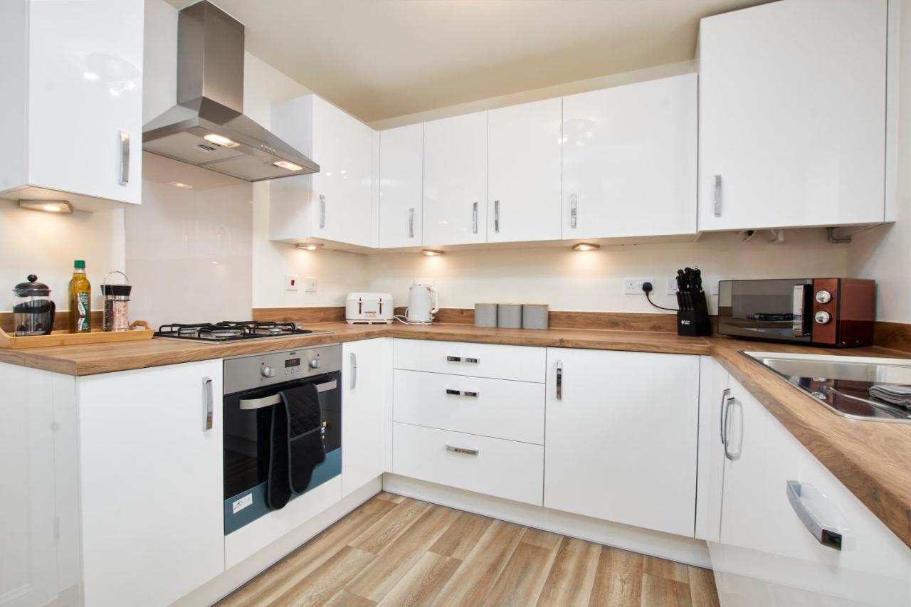 Superb 3Br House In Coventry Sleeps 9 W/Parking Villa Exterior foto
