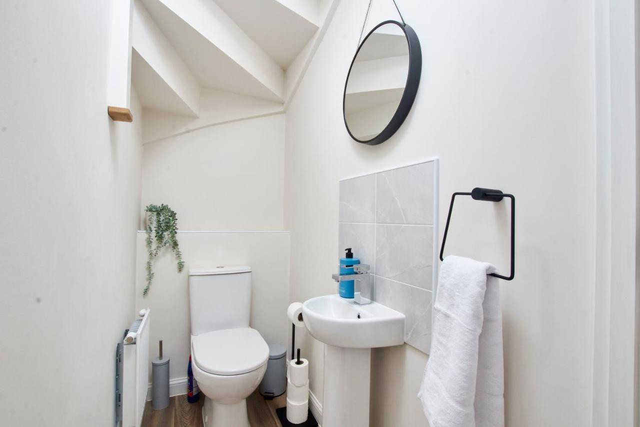 Superb 3Br House In Coventry Sleeps 9 W/Parking Villa Exterior foto
