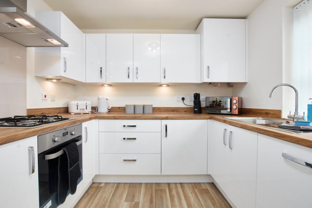 Superb 3Br House In Coventry Sleeps 9 W/Parking Villa Exterior foto