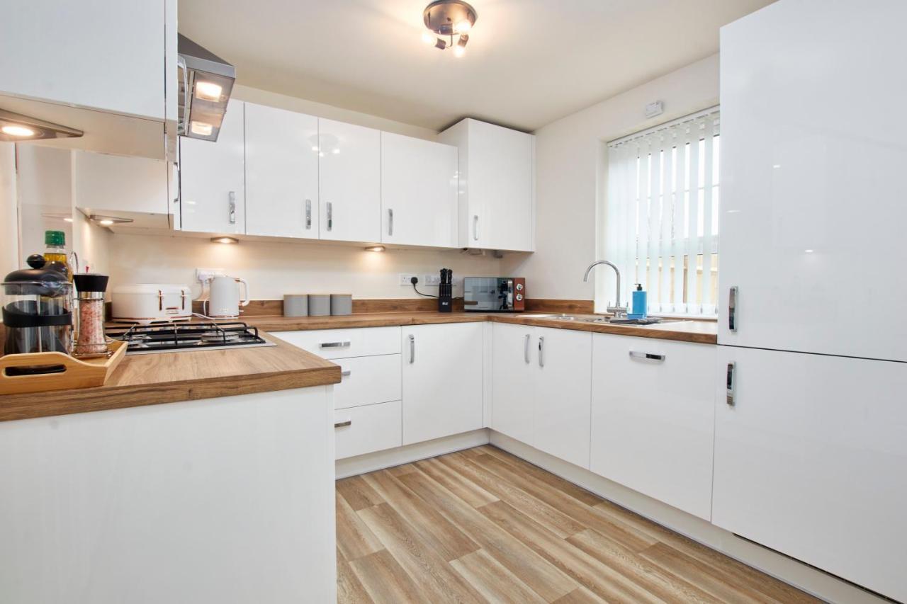 Superb 3Br House In Coventry Sleeps 9 W/Parking Villa Exterior foto