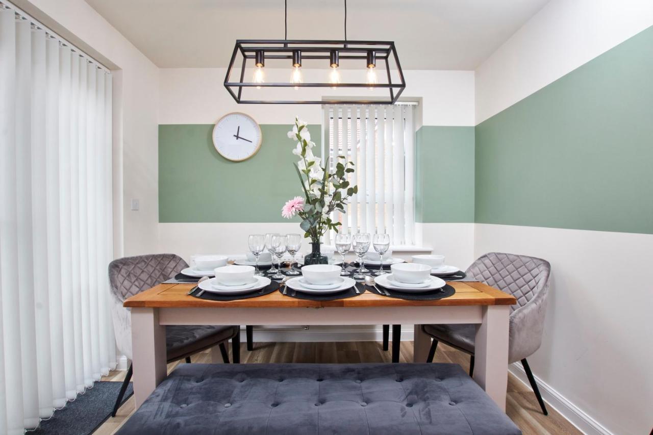 Superb 3Br House In Coventry Sleeps 9 W/Parking Villa Exterior foto