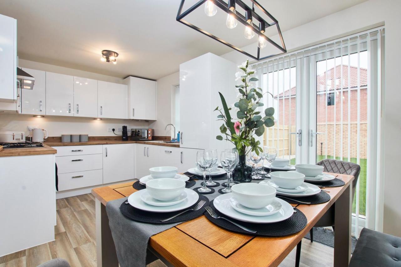 Superb 3Br House In Coventry Sleeps 9 W/Parking Villa Exterior foto