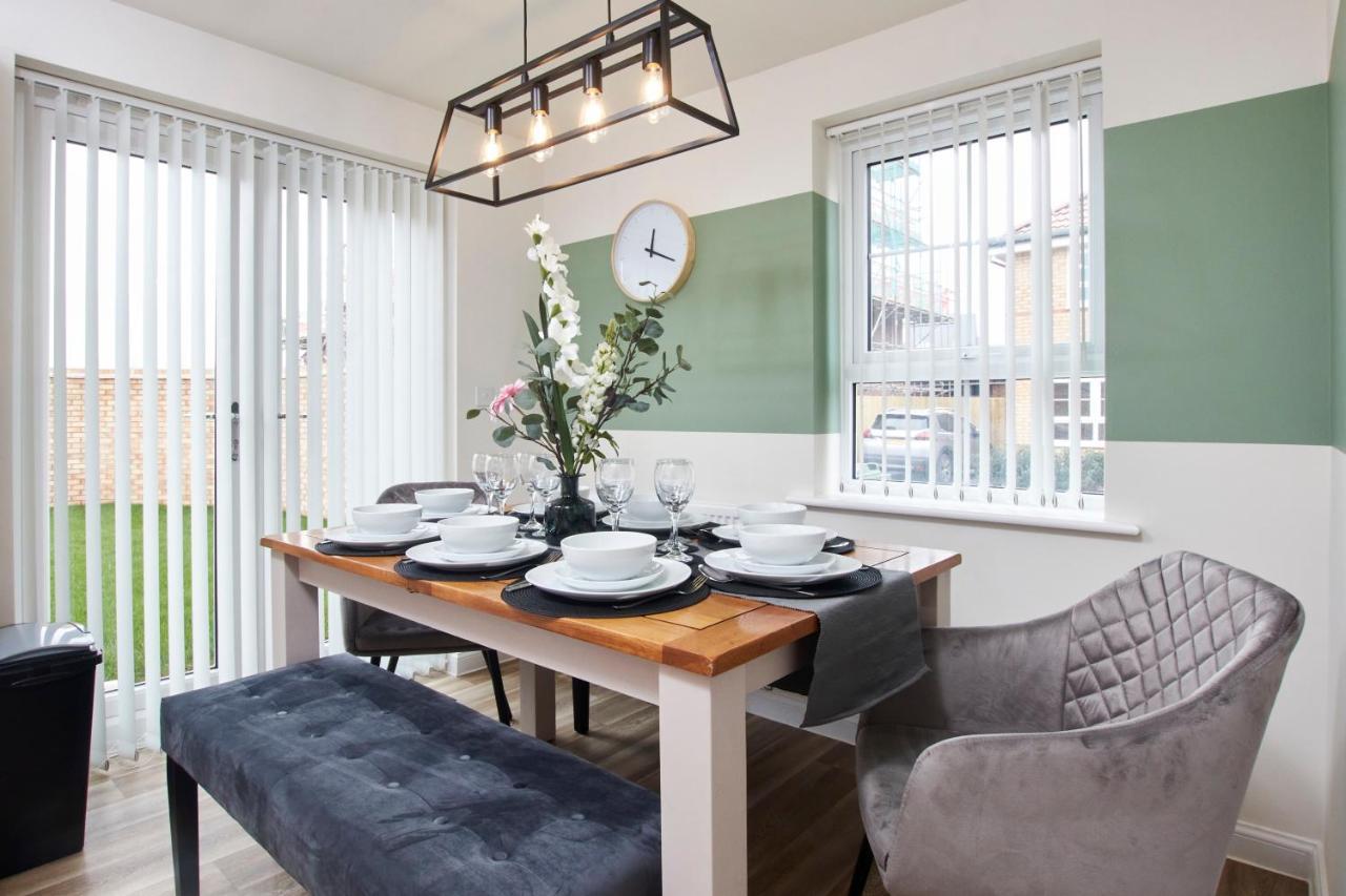 Superb 3Br House In Coventry Sleeps 9 W/Parking Villa Exterior foto