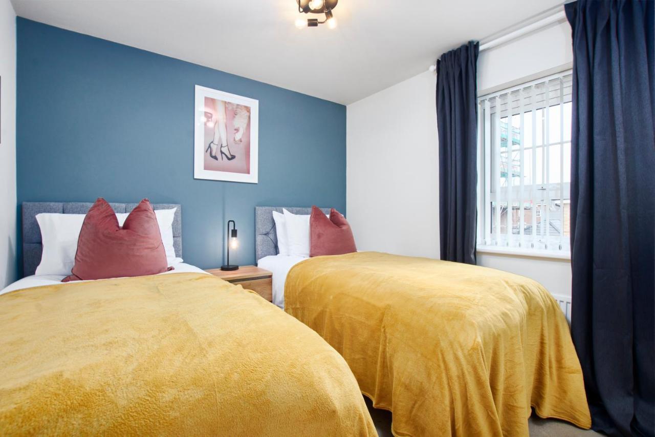 Superb 3Br House In Coventry Sleeps 9 W/Parking Villa Exterior foto