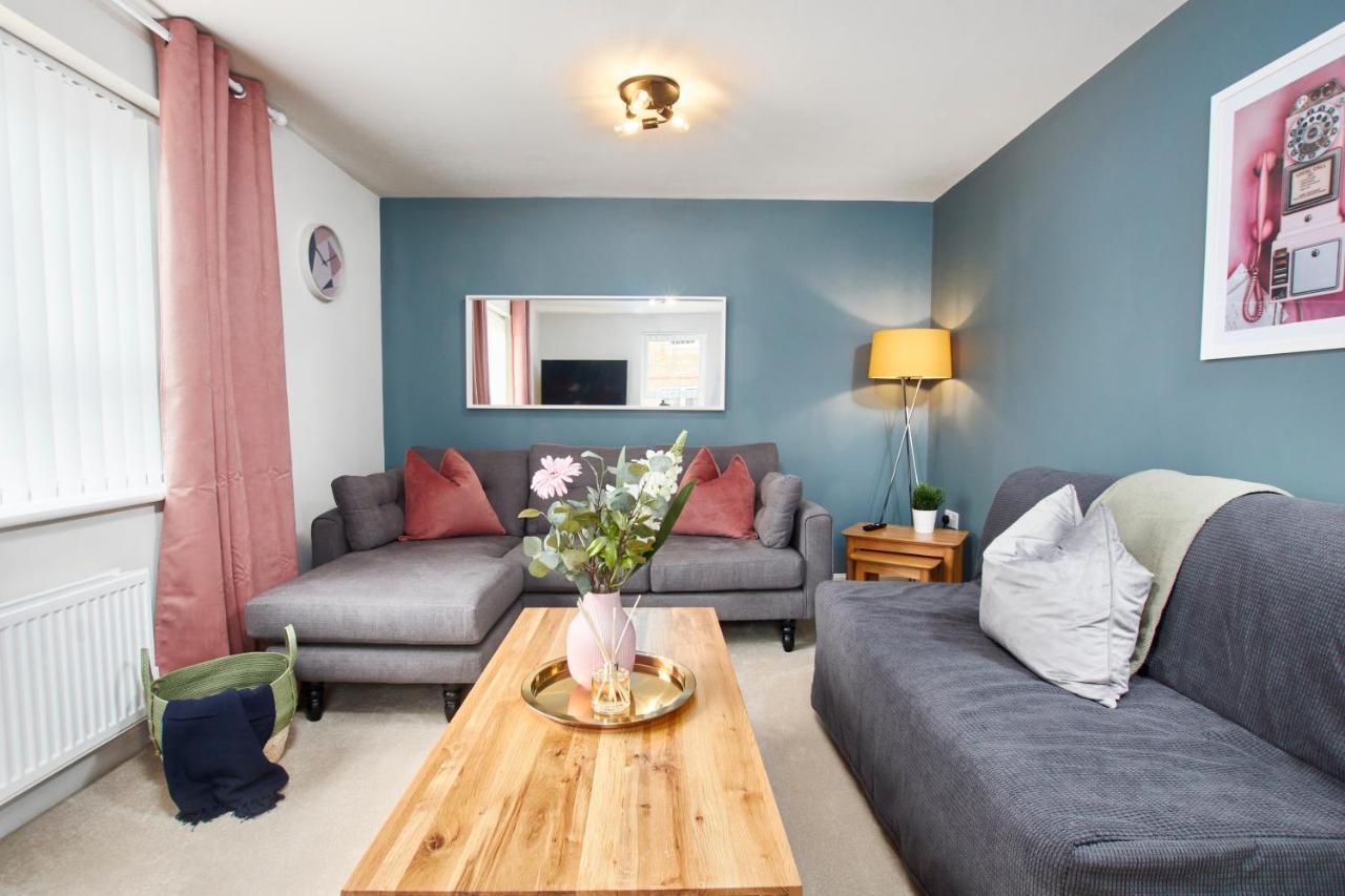 Superb 3Br House In Coventry Sleeps 9 W/Parking Villa Exterior foto