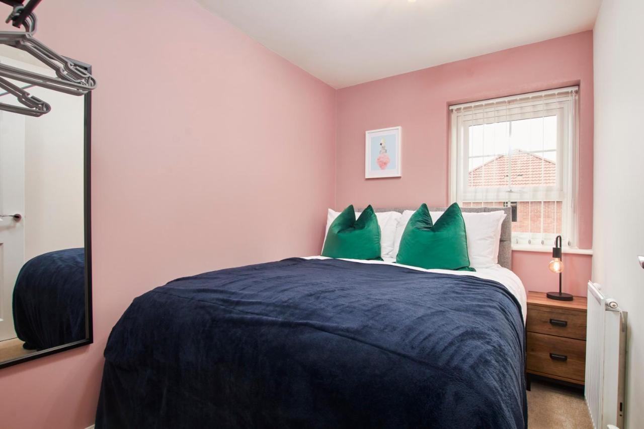 Superb 3Br House In Coventry Sleeps 9 W/Parking Villa Exterior foto