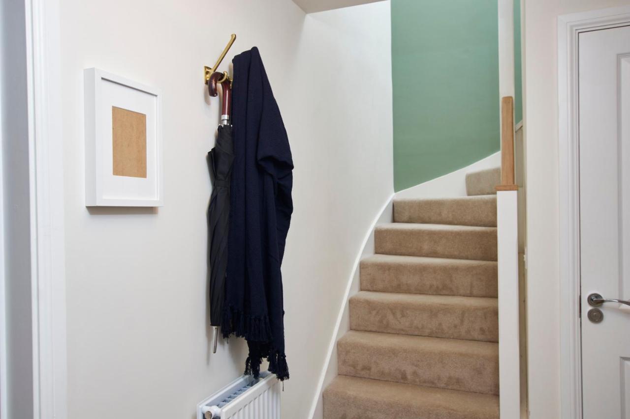 Superb 3Br House In Coventry Sleeps 9 W/Parking Villa Exterior foto