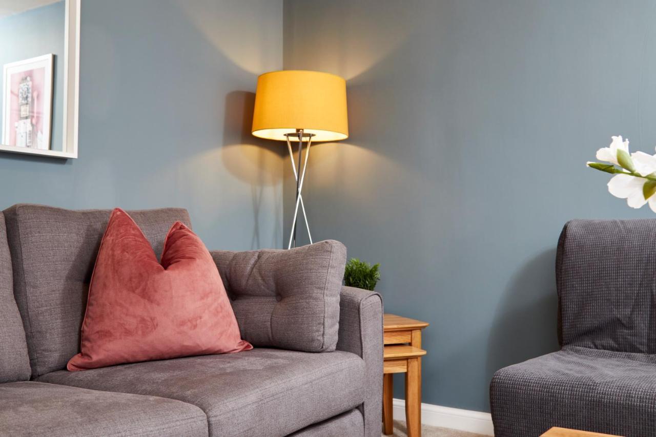 Superb 3Br House In Coventry Sleeps 9 W/Parking Villa Exterior foto